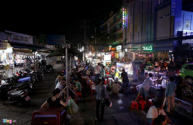 Bên trong là khoảng trống rộng rãi để các hộ buôn bán đặt bàn ghế cho khách ngồi. Khu chợ được hình thành từ tháng 3/2016. Khung thời gian hoạt động cố định là18h30 - 23h hàng ngày.