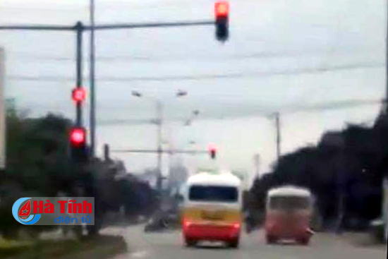 Kinh hoàng 2 xe bus đua nhau như phim hành động