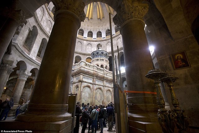 Công trình này nằm ở trung tâm Nhà thờ Sepulcher tại Jerusalem, thủ đô Israel và được xem là một trong những nhà thờ cổ xưa nhất thế giới từ thế kỷ 12. Điện thờ được yêu cầu phục dựng sau nhiều năm chống chọi với các yếu tố tự nhiên như nước mưa, độ ẩm và khói nến.