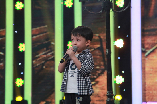 Thần đồng Bolero hát Đèn khuya cực dễ thương khiến Ban bình luận “phát cuồng”  Đến lượt thi của thần đồng Bolero Mai Nguyên Hoàng, Ban bình luận bất ngờ lựa chọn đáp án cực xúc tích, nhanh gọn. Nếu như Trấn Thành cho rằng thí sinh sẽ biểu diễn với đống rơm thì đội Ốc Thanh Vân, Trịnh Thăng Bình lại sáng tạo hơn khi cho rằng thí sinh sẽ sử dụng đạo cụ là… vỏ kẹo.