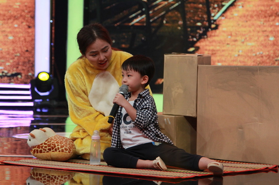  Mai Nguyên Hoàng dễ dàng “đốn tim” Ban bình luận khi các nghệ sĩ liên tục suýt xoa, “tròn xoe mắt” trước vẻ đáng yêu của mình.