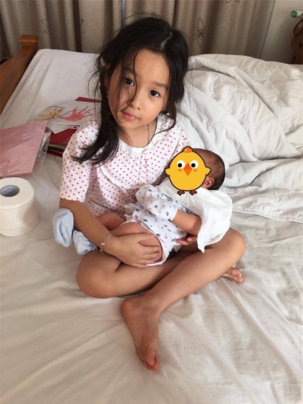 Lưu Hương Giang thường che mặt con gái thứ 2 khi đăng tải ảnh lên mạng xã hội.