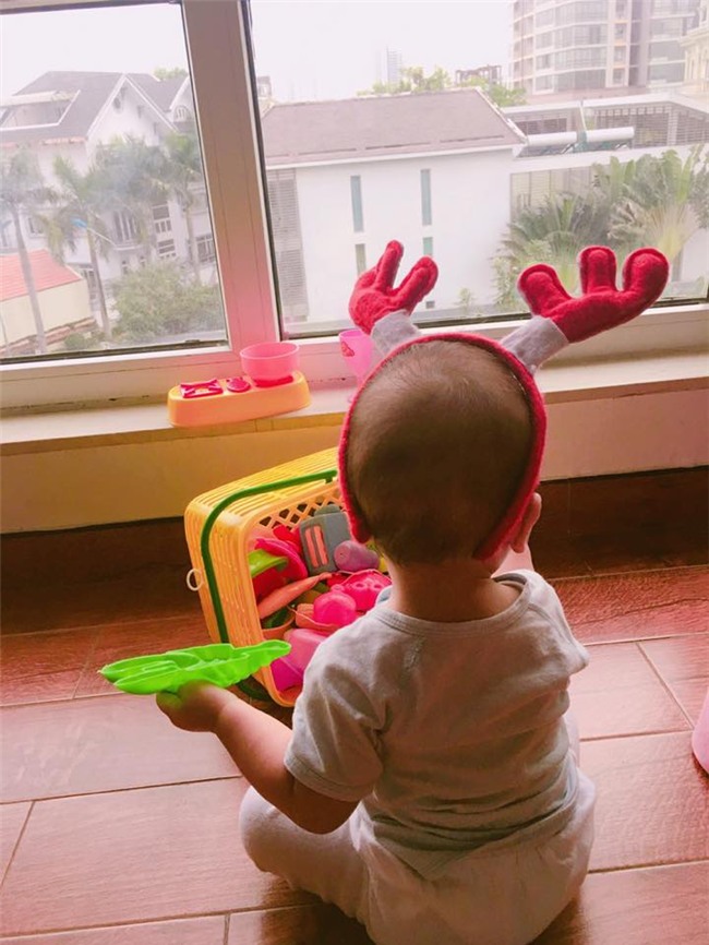 Hoặc cô khoe hình ảnh chụp nghiêng hoặc từ phía sau của bé Misu
