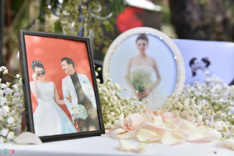 Cặp uyên ương công khai hẹn hò từ năm 2013. Thành Trung thường xuyên đăng ảnh lãng mạn của hai người lên trang cá nhân cùng dòng trạng thái ngọt ngào.