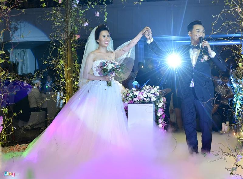 Trước khi trao nhẫn cho vợ, nam MC bộc bạch sau này dù có chuyện gì xảy ra, anh mong cô luôn chấp nhận, nhường nhịn và chịu đựng mình. 
