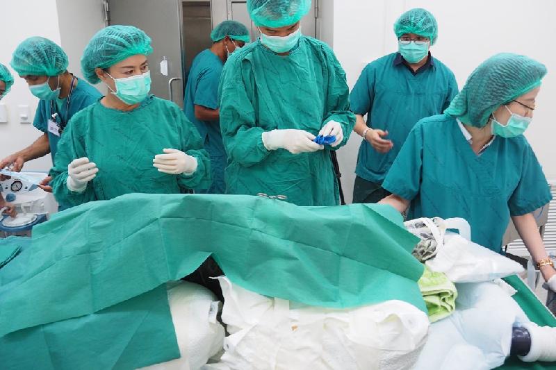 Mổ bụng lấy gần 1.000 đồng xu 'giải cứu' rùa ở Thái Lan hình ảnh 4 Các bác sĩ của Đại học Chulalongkorn tin rằng đây là lần đầu tiên thế giới có cuộc phẫu thuật như vậy. Họ đã mất 7 tiếng để có thể lấy hết số tiền xu ra khỏi bụng con rùa.
