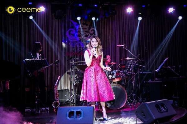 Mỹ Tâm mở màn với một loạt các ca khúc hit.
