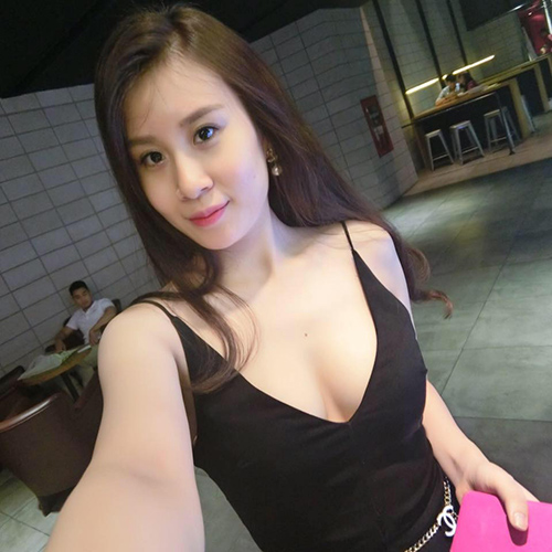 Cô dâu tên đầy đủ là Nguyễn Ngọc Hương sinh năm 1991 hiện đang là tiếp viên hàng không. Không chỉ xinh đẹp, cô còn người người ngưỡng mộ khi sở hữu vóc dáng vạn người mê với những đường cong nóng bỏng.