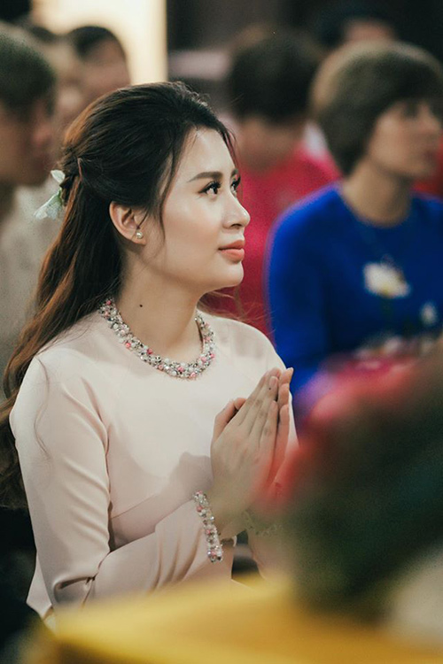 Ngọc Hương khoe nhan sắc rạng rỡ trong ngày lễ ăn hỏi bằng cách lựa chọn kiểu trang điểm nhẹ nhàng tự nhiên với son môi màu cam
