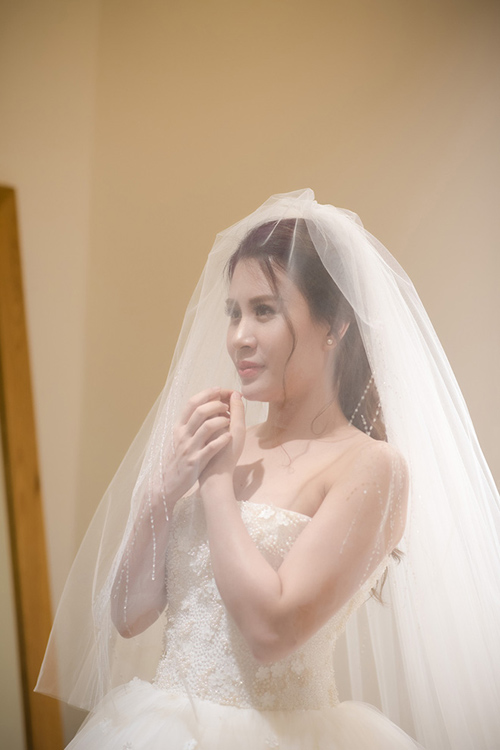 Một trong những hình ảnh thử váy cưới hiếm hoi được cặp đôi hé lộ