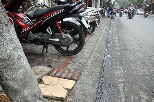 Hàng loạt tuyến phố Hà Nội được xoá vạch sơn kẻ trên vỉa hè