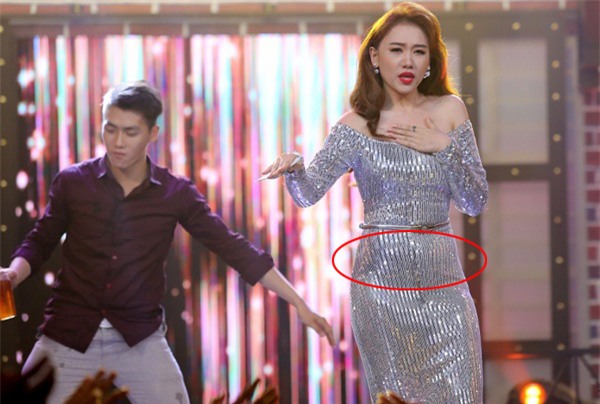 Vốn có sở thích ăn uống nên Hari Won thường xuyến công chúng phát hoảng với vòng 2 ngấn mỡ mỗi khi diện trang phục bó sát.