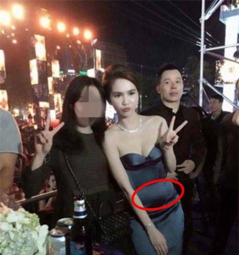 Vốn được khán giả ưu ái nhớ đến hình ảnh vòng eo 56 đáng mơ ước nhưng không ít lần Ngọc Trinh lại để lộ vòng 2 to bất thường.