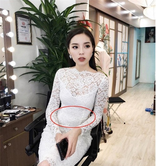 Mới đây, Hoa hậu Kỳ Duyên cũng bị cư dân mạng phát hiện ra vòng 2 ngấn mỡ kém thon gọn khi diện váy trắng bó sát cơ thể. Tuy nhiên, không ít người cho rằng do tư thế ngồi nên mới khiến vòng 2 của cô to bất thường.