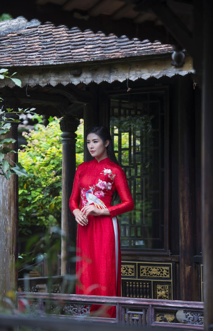 Trong không gian êm đềm của xứ Huế mộng mơ, Ngọc Hân càng thêm ngọt ngào và mềm mại với tà áo dài truyền thống.