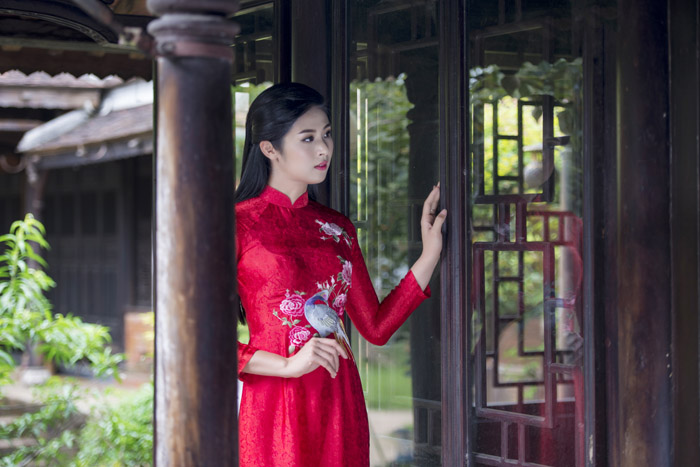 Những họa tiết thêu tay tỉ mỉ mang một hương sắc rất riêng trong khi hiện tại có rất nhiều kỹ thuật thêu máy hiện đại.