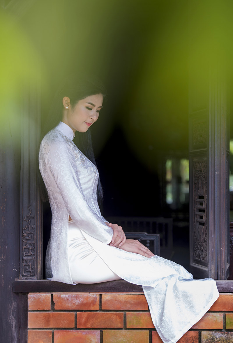 Sắc trắng luôn là màu khiến phụ nữ khoe được vẻ đẹp trong trẻo và trẻ trung.