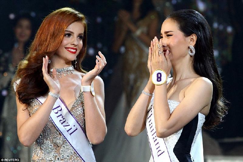 Nụ cười hạnh phúc khi cô được xướng tên ở ngôi vị cao nhất. Á hậu 1 người Brazil cũng được khen có vẻ đẹp hoàn hảo.