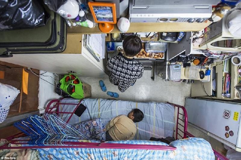 Những người may mắn và có thu nhập nhỉnh hơn một chút có thể thuê được một “căn hộ” sạch sẽ, sáng sủa hơn. Chúng được gọi là nhà hòm/ nhà quan tài. Giá thuê khoảng gần 500 USD một tháng. Ảnh: Reuters.