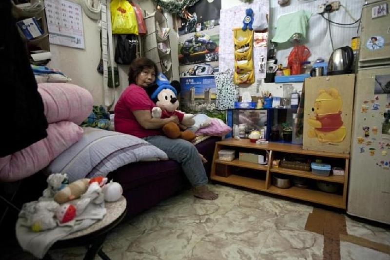 Căn hộ 14 m2 của Lee Oi Lin, một phụ nữ 56 tuổi, được coi như một nơi ở rộng rãi tại Hong Kong. Giá thuê khoảng 191 USD mỗi tháng. Ảnh: Daily Mail.