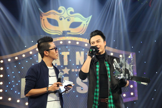 Nghệ sĩ Võ Minh Lâm – từ dòng nhạc cải lương đến việc thử sức dòng nhạc Ballad, Rock và Rap  Vượt qua 5 nghệ sĩ mặt nạ trong cùng trận tranh tài, Võ Minh Lâm là người chơi đầu tiên đối đầu với Vua Mặt Nạ - Chàng Elsa. Võ Minh Lâm cũng chính là nghệ sĩ đá chéo sân duy nhất tiến đến vòng 4 của Mặt Nạ Ngôi Sao đến giờ phút này.  Sinh ra và lớn lên với cải lương, Võ Minh Lâm đã gặt hái rất nhiều thành tích với bộ môn nghệ thuật sân khấu truyền thống. Theo dõi hoạt động nghệ thuật của Võ Minh Lâm, có thể nhận thấy bên cạnh hình ảnh của nghệ sĩ cải lương, anh còn liên tục thách thức khả năng của bản thân khi thể hiện sự đa tài ở rất nhiều lĩnh vực nghệ thuật.