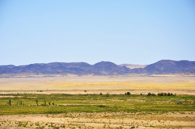 Uzbekistan: từ Urgench tới Bukhara: Các chuyến tàu cao tốc ngày nay kết nối được hầu hết thành phố lớn của Uzbekistan: Tashkent, Andijan và Samarkand. Tuy vậy, hành trình từ Urgench tới Bukhara lại là tàu chậm kéo dài 12 tiếng nhưng có phong cảnh hai bên đường đẹp hút hồn. Tàu qua sa mạc Kyzylkum, du khách có thể thấy lạc đà chạy dọc tuyến đường, gặp những người phụ nữ bán trứng luộc, dưa chua ở các trạm dừng, những ngôi mộ đá hay rất nhiều đền thờ bị bỏ hoang phủ đầy cát.