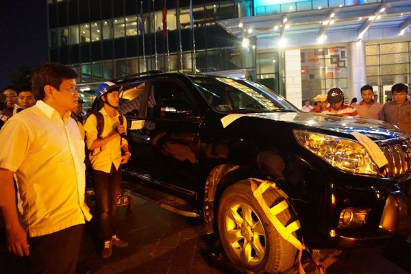 Phó chủ tịch quận lái xe riêng đi xử lý hơn 100 ôtô đậu vỉa hè