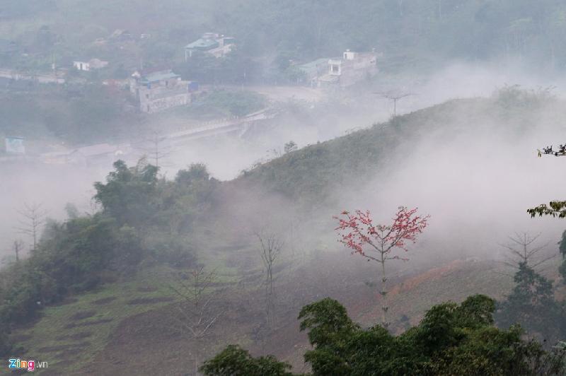 Sáng sớm trên đỉnh núi tại Đồng Văn (Hà Giang).