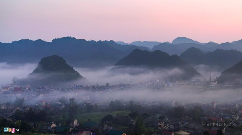 Trên chặng đường từ thành phố Hà Giang tới Đồng Văn, qua Cổng trời Quản Bạ, du khách được ngắm nhìn thị trấn Tam Sơn từ trên cao.