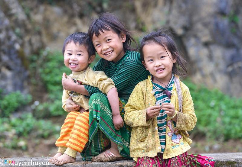 Những em nhỏ dân tộc hồn nhiên, trong trẻo trong tiết trời cuối xuân.