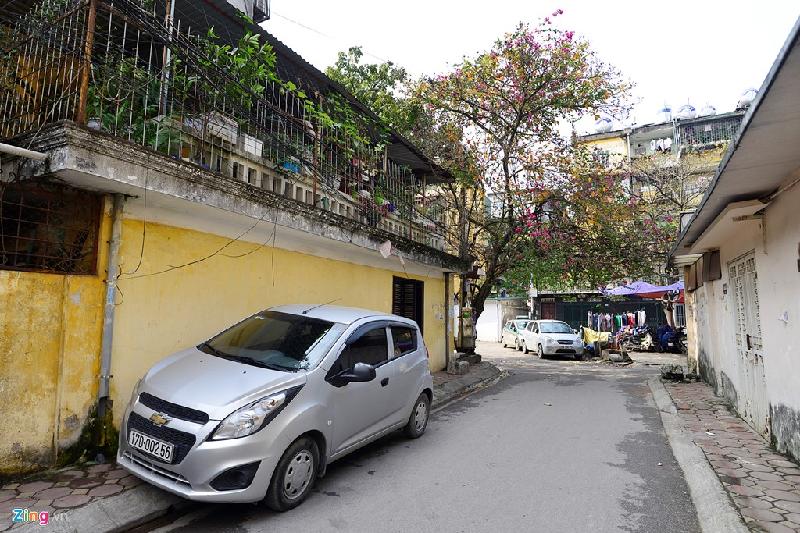 Một số xe đỗ ở lòng đường dẫn vào khu B7A Thành Công, đành phải đỗ 