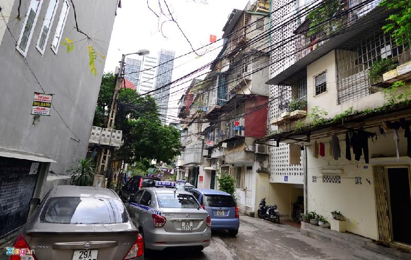 Sân chơi khu tập thể C5B Láng Hạ (Ba Đình) tràn ngập xe ôtô, taxi.