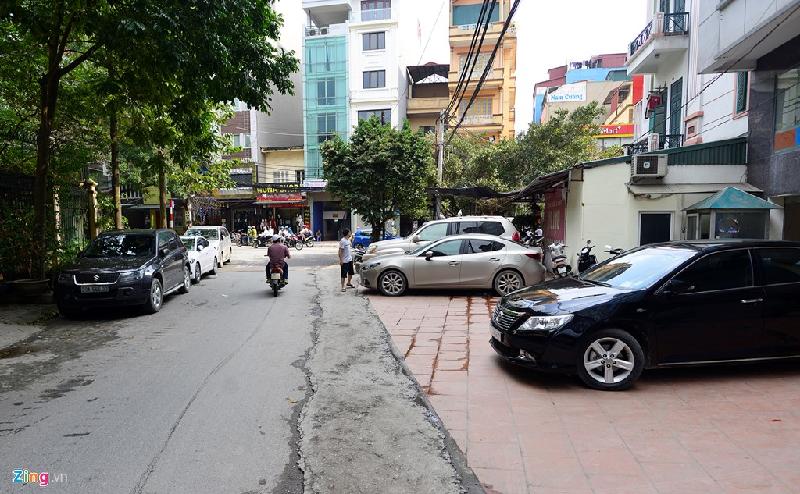 Ngoài ra, vỉa hè các cao ốc tại đường Trung Hòa, Trung Yên, Vũ Phạm Hàm... cũng bị 