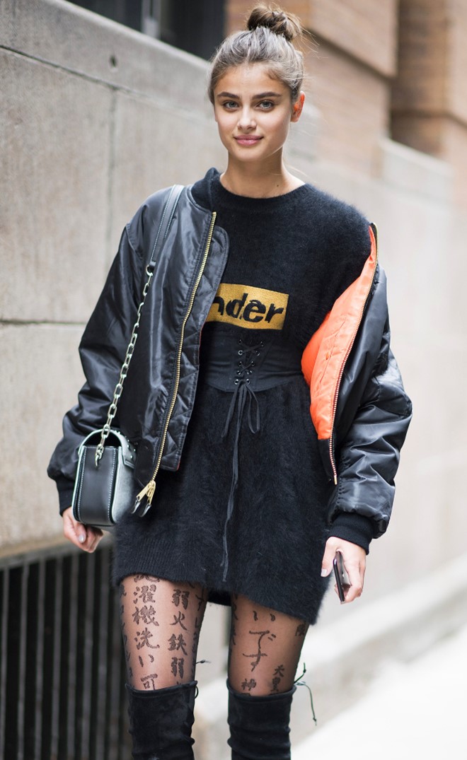 Taylor Hill bị chê tơi tả với mốt quần tất in chữ kỳ quái.