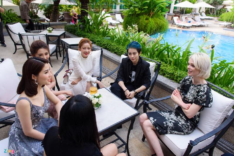 Trước khi bước vào buổi họp báo, 
