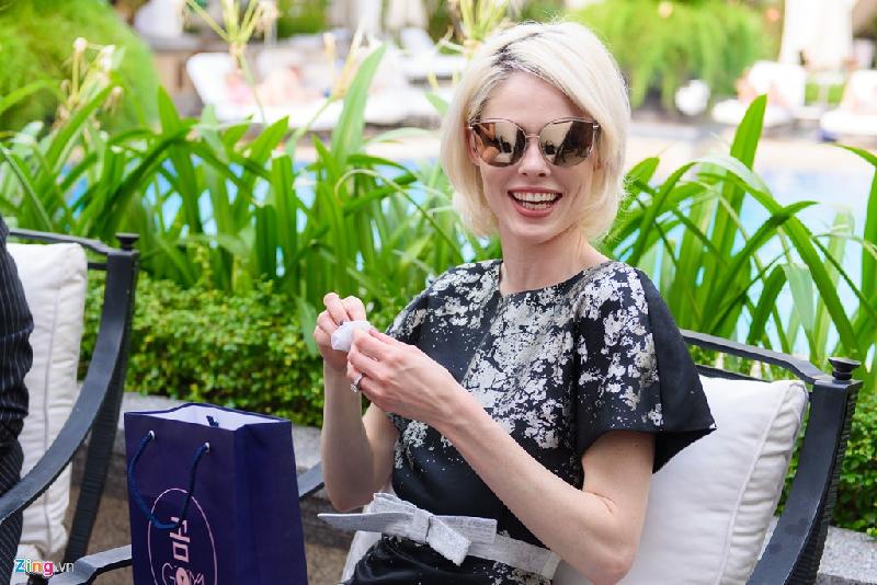 Các sao Việt góp mặt ở buổi họp báo dành nhiều lời khen cho Coco Rocha về sự thân thiện, cởi mở. Diễm My 9X nhận xét chân dài quốc tế có lối trò chuyện lôi cuốn và thoải mái cười đùa chứ không giữ kẽ trong lần đầu gặp gỡ.