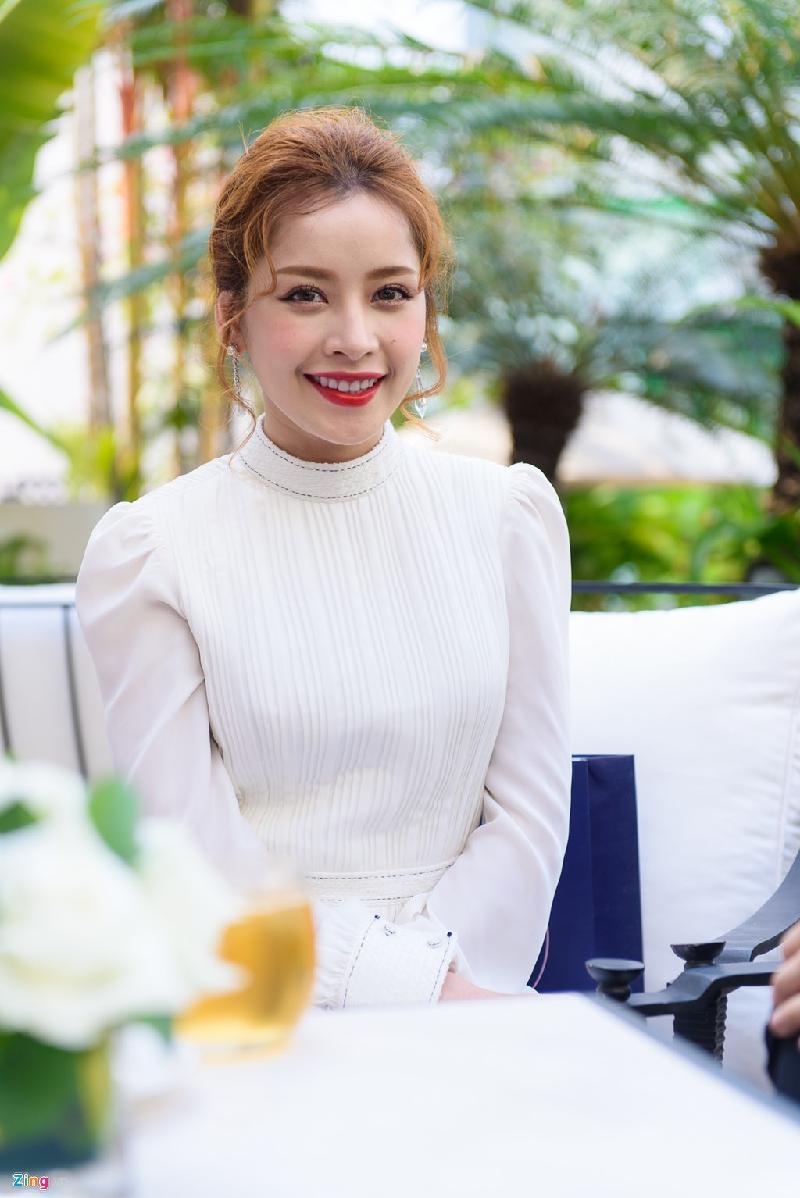 Chi Pu với phong cách thanh lịch, nữ tính quen thuộc dự sự kiện.