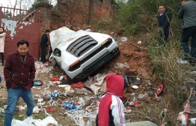Sieu xe Lamborghini Huracan hong nang khi dam vao bai rac hinh anh 1