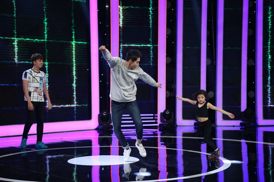 Bé Nguyễn Hạnh Mỹ Trâm mang đến chương trình màn nhảy waacking dance đầy ngẫu hứng cùng với vũ công nổi tiếng Quang Đăng.