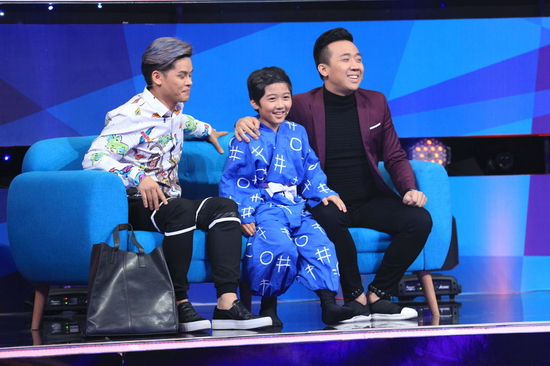 Tuy nhiên cuối cùng, John Huy Trần chỉ cần dụ dỗ, hỏi bé có muốn được ngồi kế “chú Trấn Thành” không thì bé liền gật đồng đồng ý và về đội của chàng A Xìn.