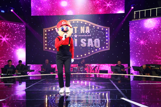 Ở vòng đầu, anh chàng Nấm Lùn Mario trình bày ca khúc Mình yêu nhau đi của Tiên Cookie theo phong cách rất dễ thương. Kết thúc màn trình diễn, Tóc Tiên trao cho thí sinh rất nhiều nụ hôn gió và Nấm Lùn Mario cũng hôn gió đáp lại. 