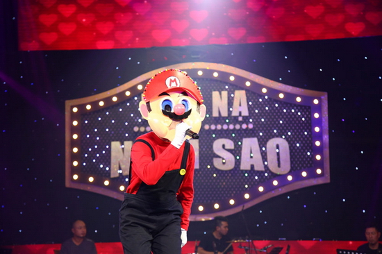 Nấm Lùn  Mario hoang mang khi đột ngột yêu cầu thí sinh quay người lại. Nam MC tinh ý phát hiện phần gáy “trắng ngần” của Nấm Lùn Mario và khẳng định trong showbiz rất ít nam ca sĩ có da trắng như vậy. Trường Giang bất đồng quan điểm, lập tức đưa ra một số dẫn chứng như ca sĩ Sơn Tùng MTP, Quang Vinh, Isaac, Trịnh Thăng Bình.   Khi nhắc đến Ngô Kiến Huy, Đại Nghĩa liền đính chính nam ca sĩ này đã hết đi hát và chuyển sang dẫn chương trình khiến khán giả không thể nhịn cười. Tiếp đó, Thu Trang cho biết Nấm Lùn Mario có gốc gác là diễn viên. Trong khi, Tóc Tiên lại tranh cãi anh chàng này xuất thân từ ca sĩ như mình. Cuối cùng, Nấm Lùn Mario bất ngờ cho biết khởi điểm của mình là làm hậu đài khiến cả hai “cạn lời”.