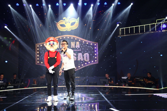 Bước sang vòng 2, sau màn trình diễn ca khúc Không cảm xúc của Nấm Lùn Mario, Hoàng Rapper hài hước nhận xét bài hát mang lại cho Thu Trang rất nhiều cảm xúc, khi mặt chị không hề có cảm xúc. Thu Trang bật cười và cho biết mình bị Hồ Quang Hiếu nhập.