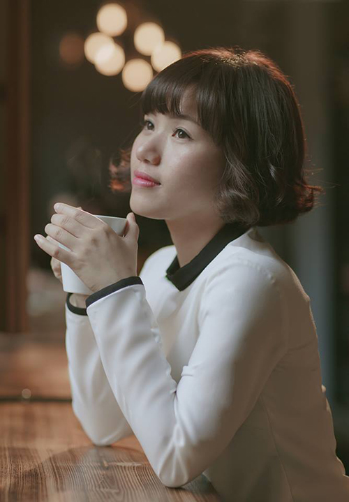 Cô thường lựa chọn cách trang điểm với các gam màu sáng, nhẹ nhàng để tôn lên vẻ nữ tính