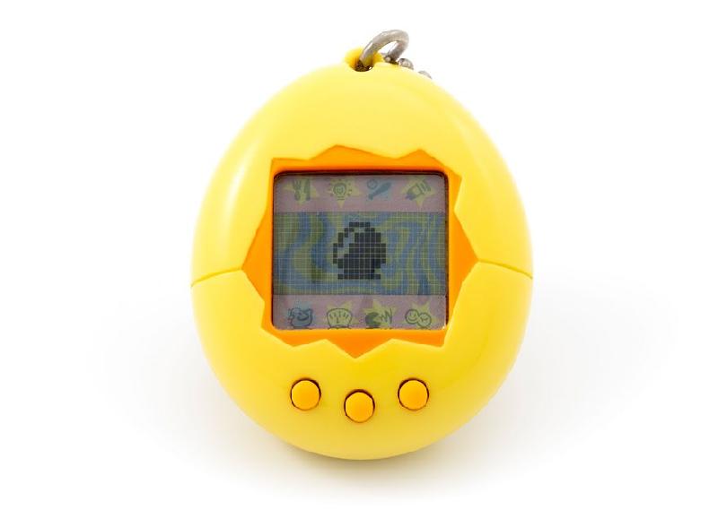 Tamagotchi - máy nuôi thú cưng ảo: Ra đời năm 1996, Tamagotchi đã mở ra trào lưu nuôi thú cưng ảo. Nó phổ biến đến mức ở một số quốc gia, mặc định mỗi đứa trẻ phải có một cái. Con thú sẽ chết nếu như người chơi không thao tác trên máy để cho nó ăn, dọn dẹp chỗ ở hoặc không chơi với nó đủ lâu mỗi ngày. Hơn 44 phiên bản khác nhau đã được phát hành và chỉ 4 năm sau, đã có 76 triệu chiếc được tiêu thụ trên toàn thế giới.