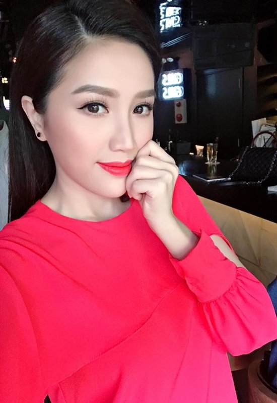 Tú Vi, Trấn Thành, Hoài Linh, Đoan Trang, Bảo Thy,sao Việt chia tay Bảo Thy nữ tính, dịu dàng với chiếc áo màu hồng. Cô viết: “Lại chẳng biết viết gì vì dạo gần đây đầu óc không được bình thường lắm. Não hơi xoắn một chút. Cần lắm sự động viên...”.