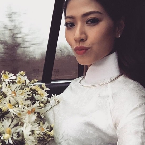 Tú Vi, Trấn Thành, Hoài Linh, Đoan Trang, Bảo Thy,sao Việt chia tay BTV Ngọc Trinh khoe ảnh mặc áo dài trắng dịu dàng bên cúc họa mi.