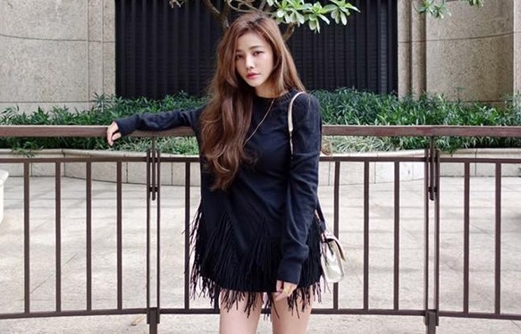 Mỹ nhân họ Hứa được nhận xét là người có tính cách vui vẻ, năng động. Trên mạng xã hội, cô không ngần ngại tạo dáng hài hước, nhí nhảnh không khác gì thiếu nữ 20 và đi du lịch ở nhiều nơi.