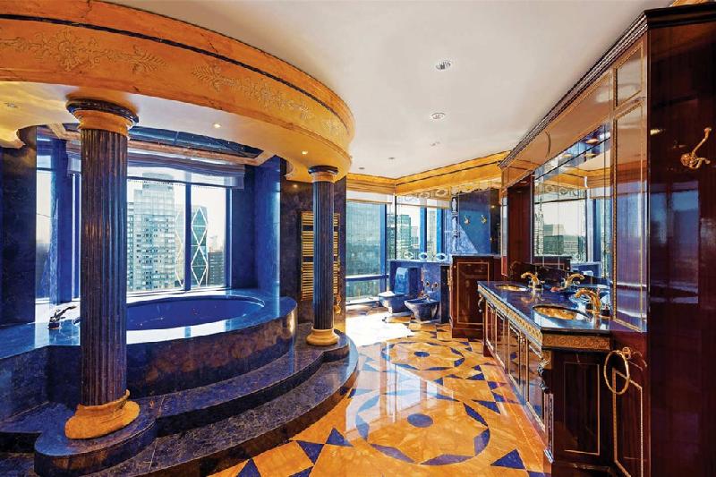 Vẻ sang trọng trong các căn hộ của khách sạn Trump hình ảnh 1 Trong ảnh là một căn phòng trong Trump International Hotel & Tower, nằm ở số 1 Central Park West, New York, Mỹ. Nơi này được xây dựng vào năm 1969 làm văn phòng và chuyển đổi thành nhà ở năm 1995. Các bức tường được lắp kính màu tối, cột nhà hoa văn đẹp mắt và trang trí nhiều họa tiết màu vàng đồng. Một căn phòng nhìn ra công viên ở đây có giá khoảng 3.000 USD. Ảnh: Nymag.
