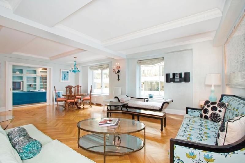 Trump Park Avenue ở 502 Park Avenue được ông Donald Trump mua vào năm 2001 với giá 115 triệu USD. Tòa nhà có 120 căn hộ và 8 penthouse. Các vật dụng ở đây được sử dụng gỗ sồi và trang trí bằng đá cẩm thạch. Ảnh: Nymag.